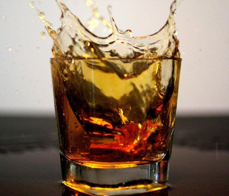 Βρετανός ισχυρίζεται ότι «νίκησε» τον κοροναϊό με ζεστό ουίσκι και μέλι