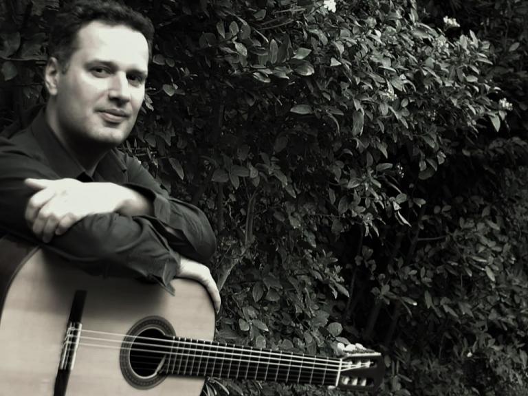 Ο Μανόλης Ανδρουλιδάκης μιλάει στο in.gr για το νέο του δίσκο και τα μουσικά του πρότυπα