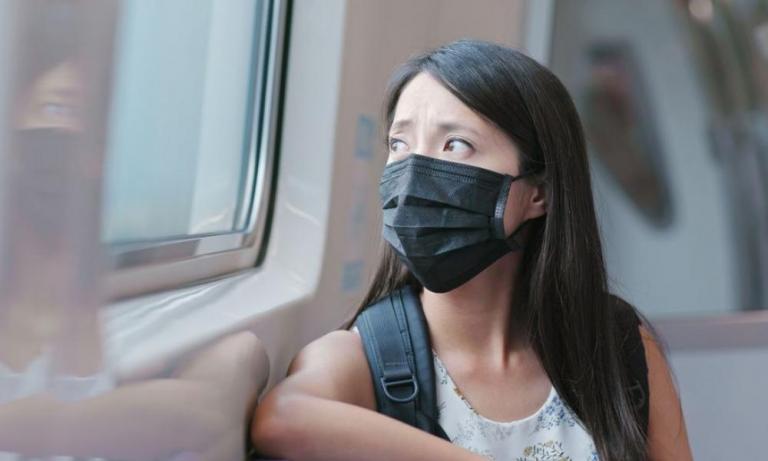 Κοροναϊός: Πώς να φτιάξετε μόνοι σας μάσκα με υλικά που έχετε σπίτι σας