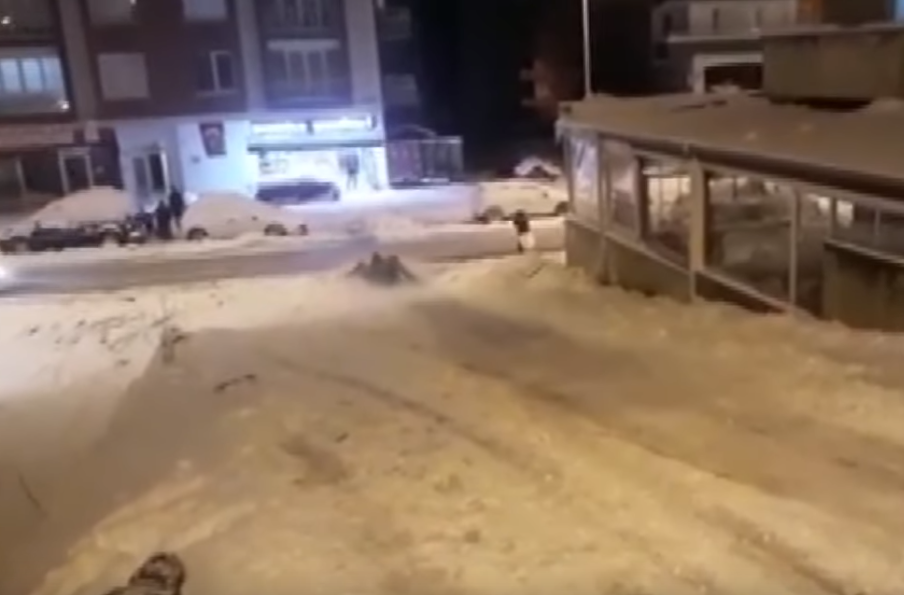 Βίντεο – σοκ: Αυτοκίνητο χτυπά νεαρούς που παίζουν στο χιόνι