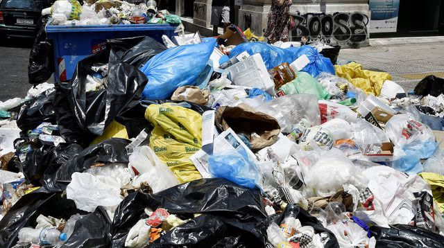 Συνεχίζονται οι απεργίες στη Γαλλία: «Βουνά» από σκουπίδια στους δρόμους του Παρισιού
