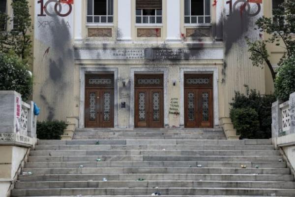 Ένταση έξω από την ΑΣΟΕΕ – Επίθεση αγνώστων σε μοτοσικλετιστή