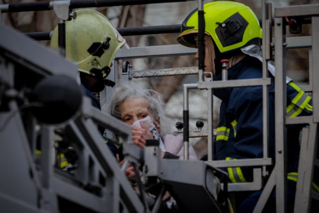 Παλαιό Φάληρο: Καρέ – καρέ η διάσωση γυναίκας [Συγκλονιστικές εικόνες]