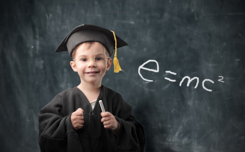 Τα όμορφα χαρισματικά παιδικά μυαλά όμορφα …καίγονται