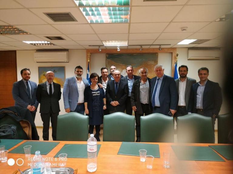 «Τρέχουν» για την απαγόρευση της διακίνησης χύμα τσίπουρου