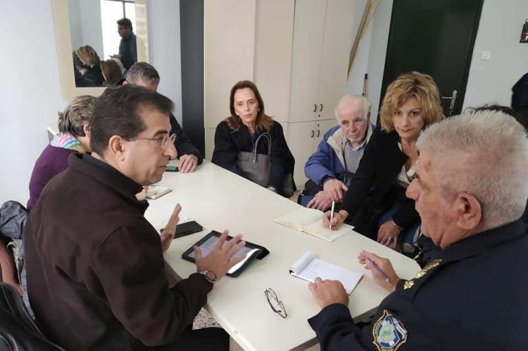 Η αντιπροσωπεία του Συμβουλίου Ένταξης Μεταναστών και Προσφύγων στα ΑΤ του Πειραιά