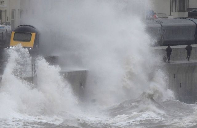 Καταιγίδα Κιάρα : Σε συναγερμό η Βρετανία - Μεγάλα προβλήματα στις μεταφορές