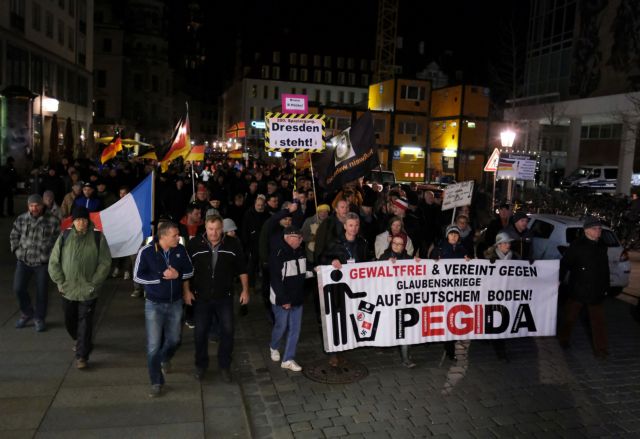 Χιλιάδες διαδηλωτές στους δρόμους της Δρέσδης κατά του ξενοφοβικού κινήματος Pegida