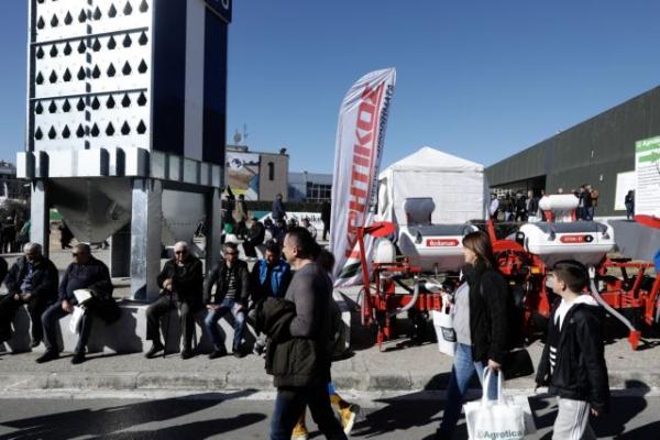 Αγρότες απέκλεισαν την οδό Εγνατία στη ΔΕΘ