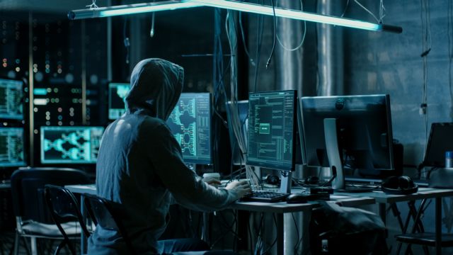 Παρίσταναν τους τεχνικούς για να αποκτήσουν πρόσβαση σε λογαριασμούς e-banking