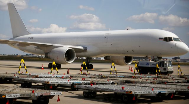 Επέστρεψε στη Μόσχα το Boeing με 200 επιβάτες – Είχε ρωγμή στο παράθυρο