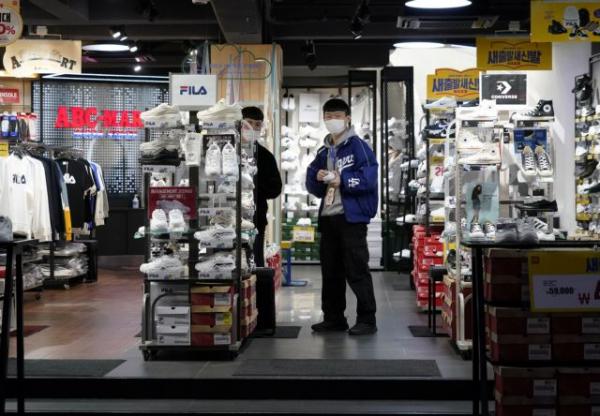 Το Παρίσι καλεί τις επιχειρήσεις να επανεξετάσουν τις εφοδιαστικές αλυσίδες με αφορμή των κοροναϊό