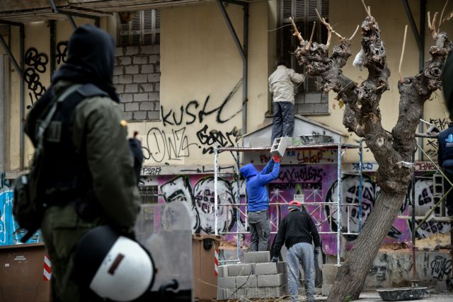 Τέσσερις συλλήψεις σε αστυνομική επιχείρηση σε κτίριο στα Εξάρχεια