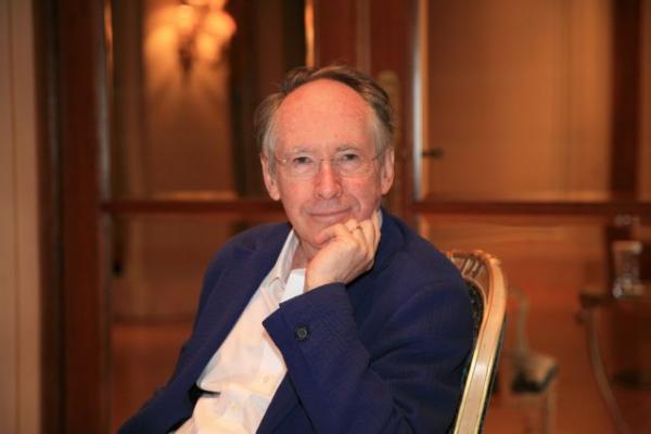 Ο Ίαν Μακγιούαν προβλέπει εφιαλτικό μέλλον για τη Βρετανία μετά το Brexit