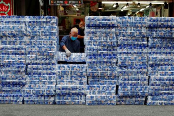 Βγήκαν τα μαχαίρια στο Χονγκ Κονγκ για 600… χαρτιά υγείας