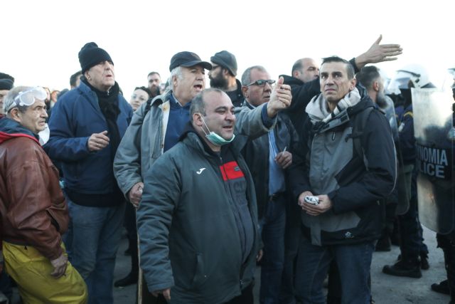 Στο «πόδι» οι νησιώτες για το προσφυγικό – Πορείες, μπλόκα και κλειστά καταστήματα