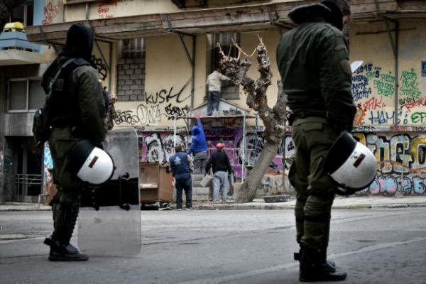 Τι βρήκε η ΕΛ.ΑΣ στο κτίριο που εκκένωσε στα Εξάρχεια – Έγιναν τέσσερις συλλήψεις