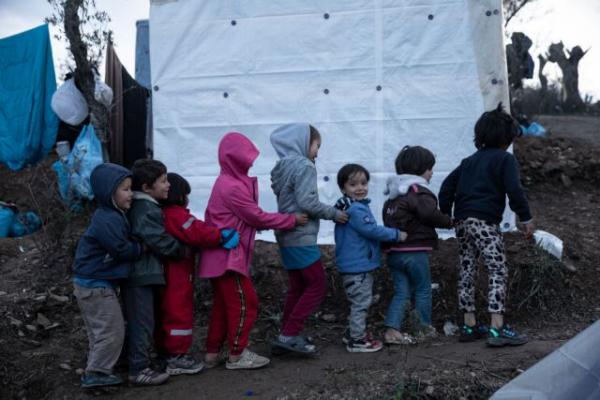 Zeit : Προσφυγόπουλα με σοβαρές ψυχικές διαταραχές στη Μόρια