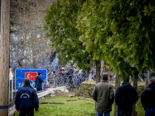 Ακραία πρόκληση στα σύνορα: Τουρκικά στρατιωτικά οχήματα συνοδεύουν λεωφορεία με πρόσφυγες