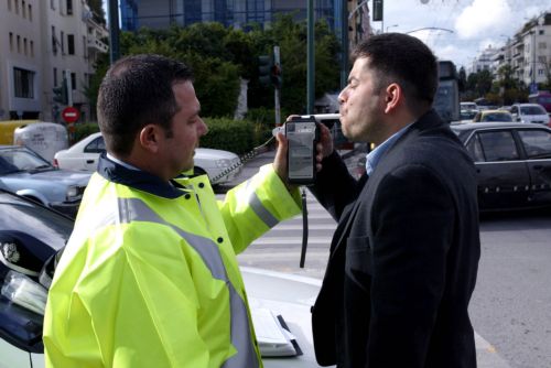 Τροχαία: Πάνω από 440 παραβάσεις για οδήγηση υπό την επήρεια αλκοόλ