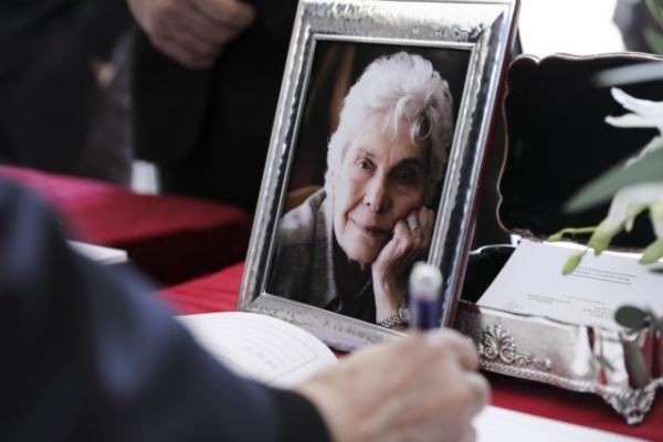 Το τελευταίο «αντίο» στην Κική Δημουλά [Εικόνες]