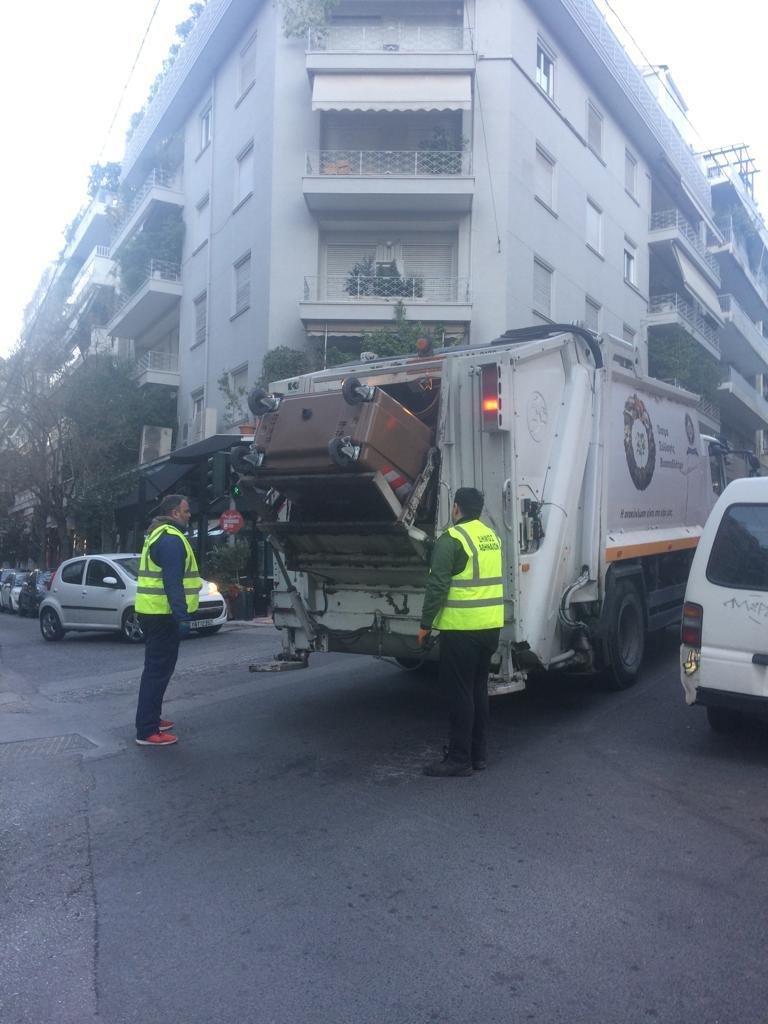 Τι είναι αυτοί οι καφέ κάδοι που έχουν τοποθετηθεί στο Κολωνάκι;