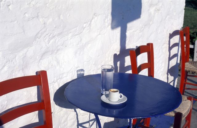 Καφετζής στο Αγρίνιο έβγαλε την πιο επική ανακοίνωση επειδή οι πελάτες του καπνίζουν