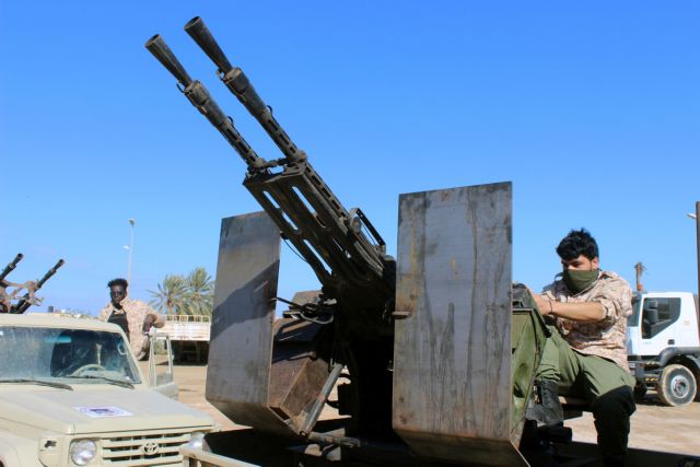 Μαίνονται οι μάχες στη Λιβύη – Καταγγελίες για βομβαρδισμό του αεροδρομίου της Μιτίγκα