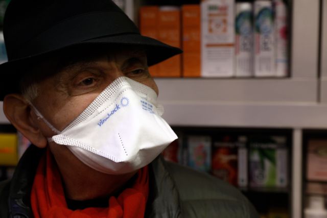 Κοροναϊός: «Επιδρομή» στα φαρμακεία κάνουν οι Πατρινοί για να προμηθευτούν μάσκες