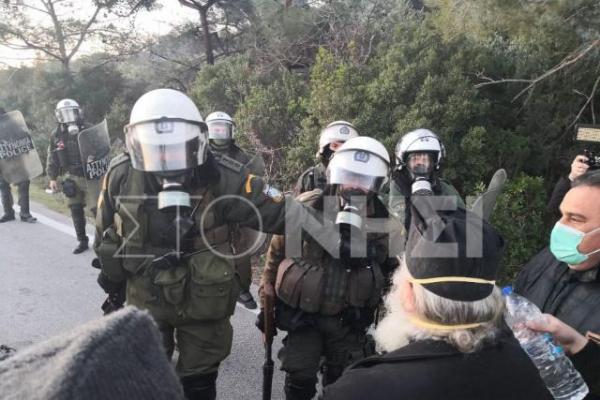 Islanders rise up, clash with riot police deployed by government to ensure construction of migrant centres