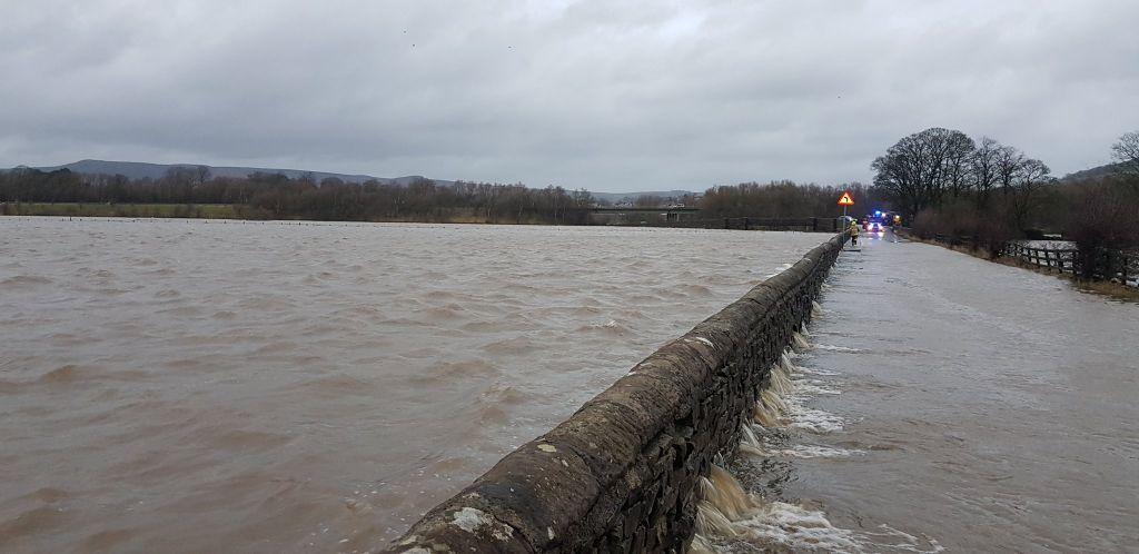 Η καταιγίδα «Ντένις» χτυπά το Ηνωμένο Βασίλειο – Δύο νεκροί