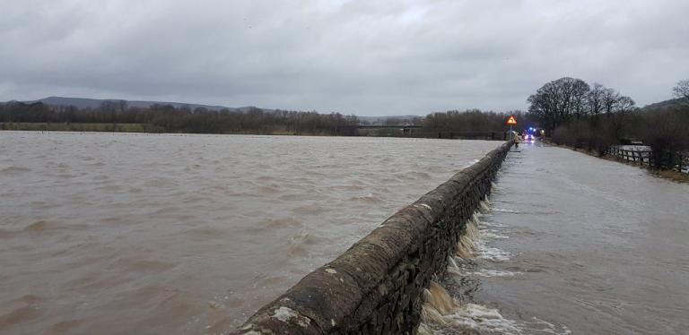 Η καταιγίδα «Ντένις» χτυπά το Ηνωμένο Βασίλειο – Δύο νεκροί