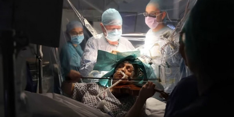 Συγκλονιστικό βίντεο: 'Εδωσε performance την ώρα που της χειρουργούσαν στον εγκέφαλο
