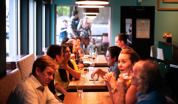 Τα ζώδια του νερού όταν συναναστρέφονται με κόσμο