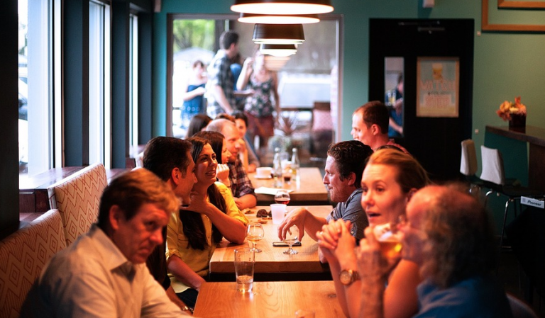 Τα ζώδια του νερού όταν συναναστρέφονται με κόσμο