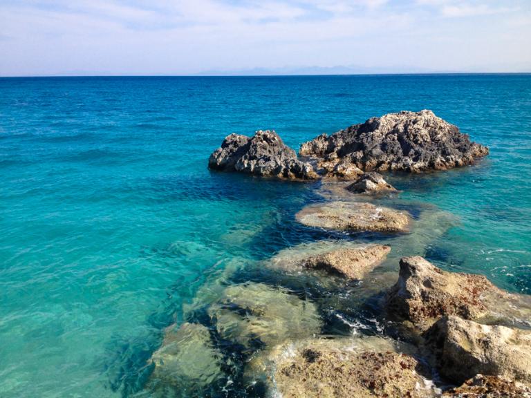 Άγιος Νικήτας : Τα γαλαζοπράσινα νερά της Λευκάδας