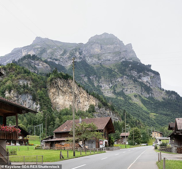 Πανικός σε χωριό στην Ελβετία: Γιατί οι Αρχές εξετάζουν το σενάριο να το εκκενώσουν πλήρως