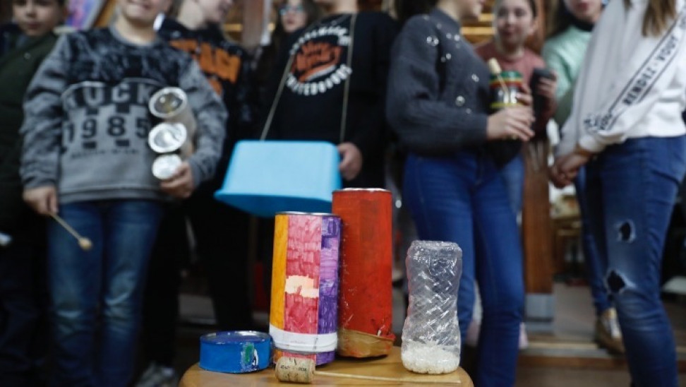 H μπάντα των… απορριμματοφόρων: Μαθητές «ροκάρουν» με μουσικά όργανα από σκουπίδια