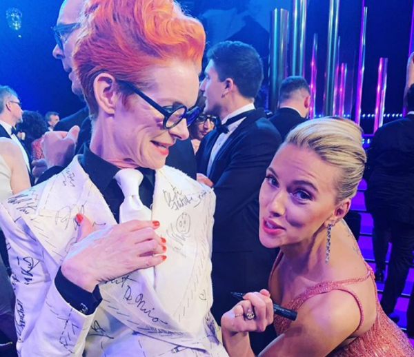 Ενα κοστούμι γεμάτο με υπογραφές σταρ του Χόλιγουντ!