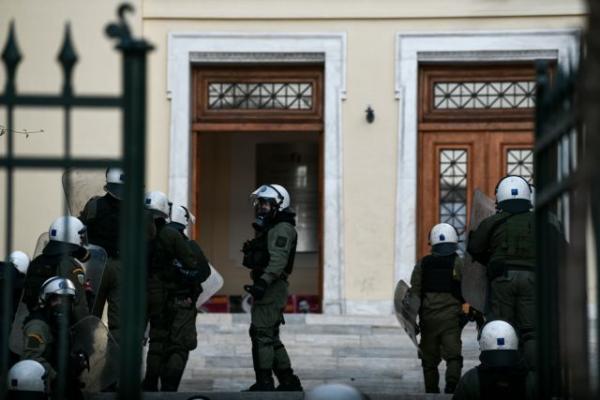 Εισβολή της αστυνομίας στο προαύλιο της ΑΣΟΕΕ -Πέντε προσαγωγές