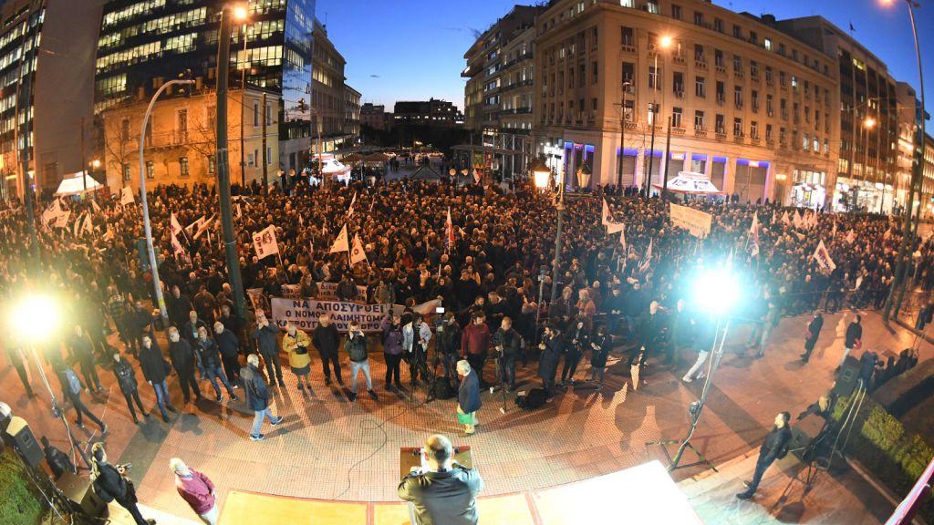 Μαζικό συλλαλητήριο για το ασφαλιστικό στα Προπύλαια