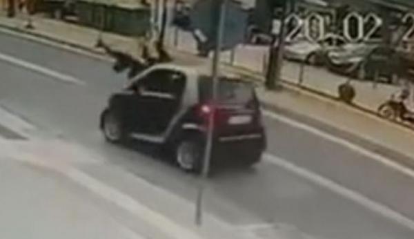 Βίντεο που κόβει την ανάσα: Η στιγμή που ΙΧ παρασέρνει μητέρα και παιδί στο Ρέθυμνο