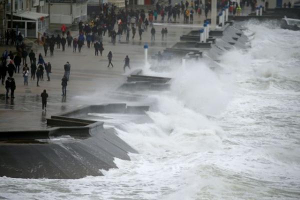 Βρετανία : Σοβαρά προβλήματα από την καταιγίδα «Κιάρα»