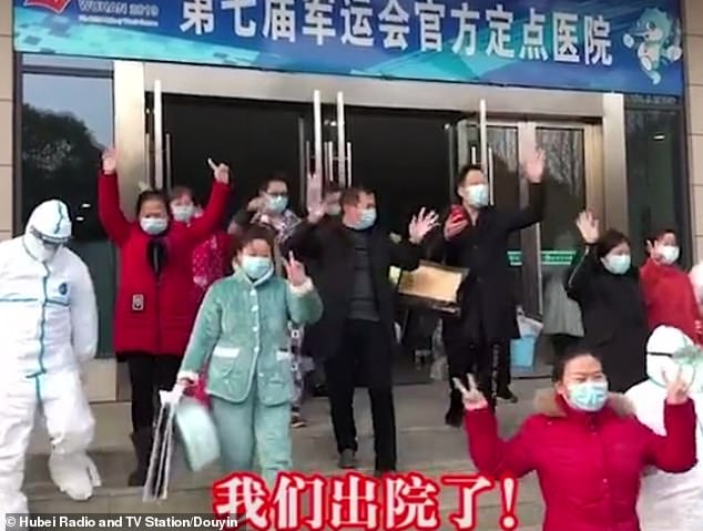 Viral: Κινέζοι που γλίτωσαν από τον κοροναϊό πανηγυρίζουν ξέφρενα έξω από το νοσοκομείο