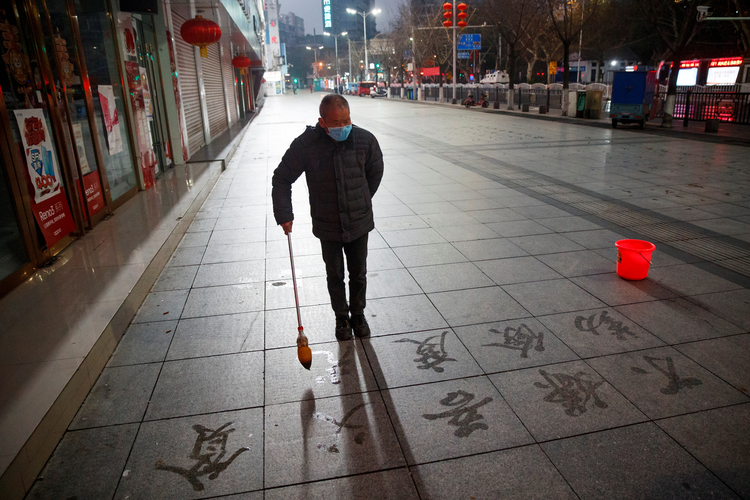 Κίνα - κοροναϊός : Ανακοινώνουν καθημερινά δεκάδες νέους θανάτους και χιλιάδες νέα κρούσματα