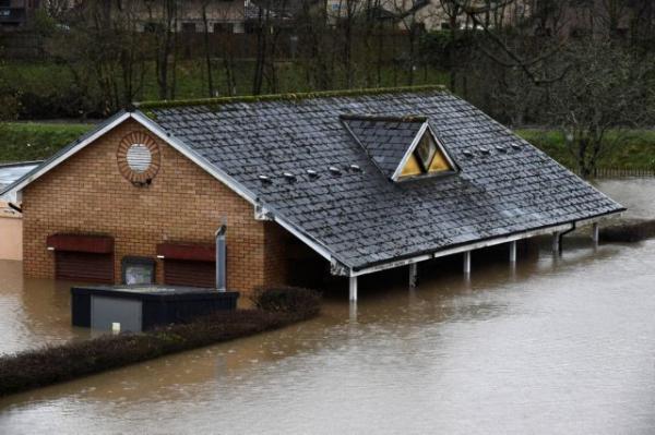 Στο έλεος της καταιγίδας Ντένις η Βρετανία: Τρεις νεκροί και μεγάλες καταστροφές