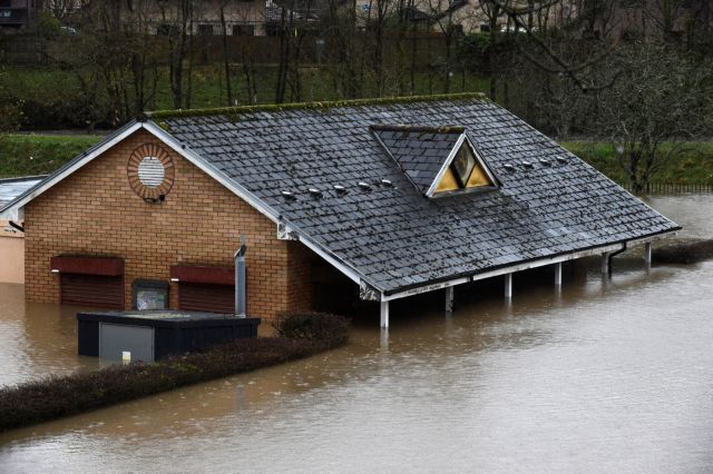 Στο έλεος της καταιγίδας Ντένις η Βρετανία: Τρεις νεκροί και μεγάλες καταστροφές