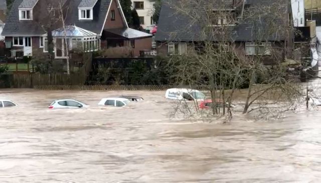 Καταιγίδα Ντένις: Σε συναγερμό η Βρετανία – Προβλήματα στις μεταφορές