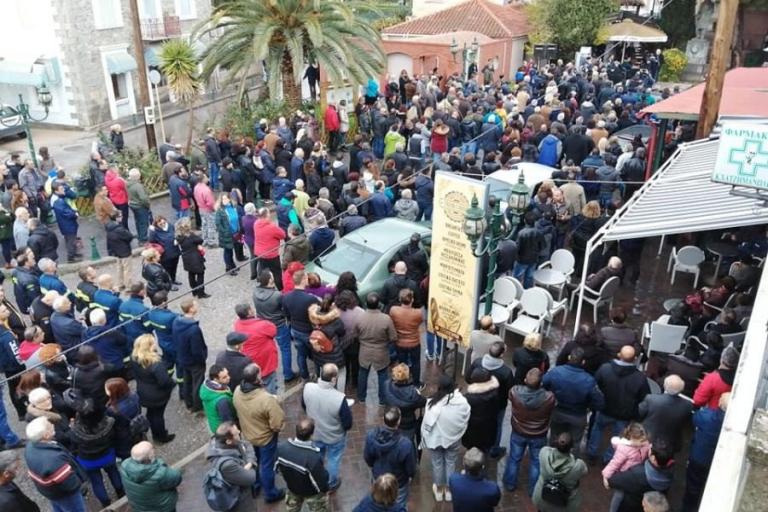 Έκρυθμη κατάσταση στα νησιά για το προσφυγικό – Χημικά κατά διαδηλωτών από τα ΜΑΤ