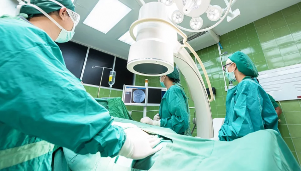 Απίστευτο: Χειρουργική επέμβαση θεράπευσε ασθενή από τη νόσο του Πάρκινσον